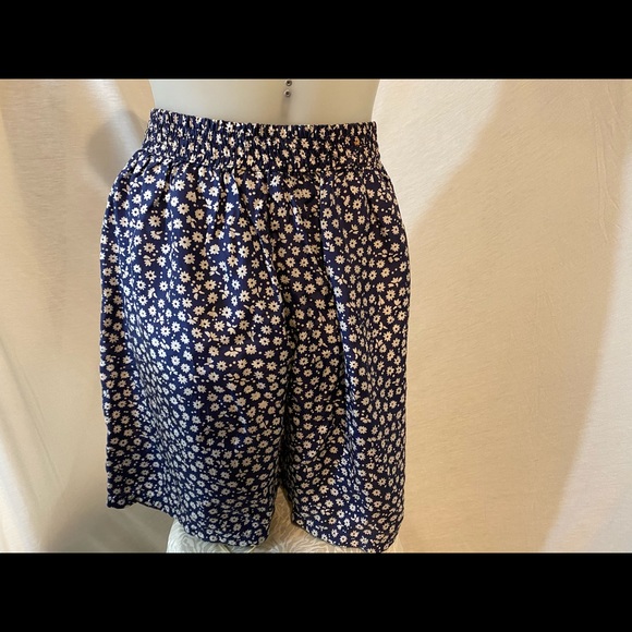 ❗️Vintage❗️80s Floral Patterned Silk Shorts - Picture 2 of 3
